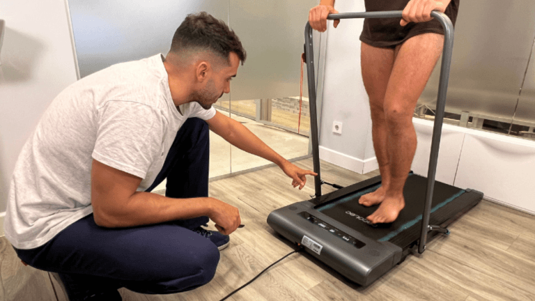 Mateo, doctor en podología, realizando un estudio de la marcha con el paciente en cinta